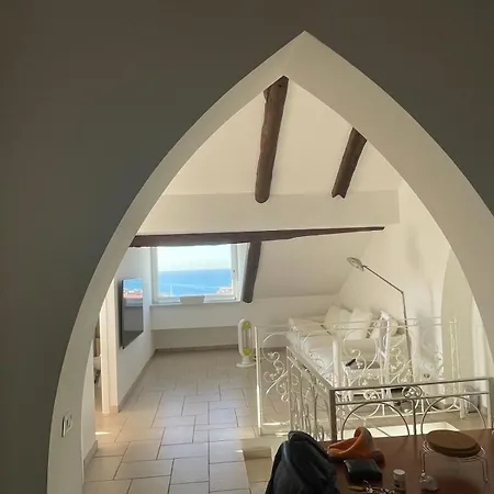 Seaview Attic アパート ポルティチ